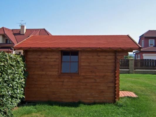 Zahradní domek Laura 300x300, čelní přesah střechy 70 cm, dvoukřídlé dveře, červený šindel